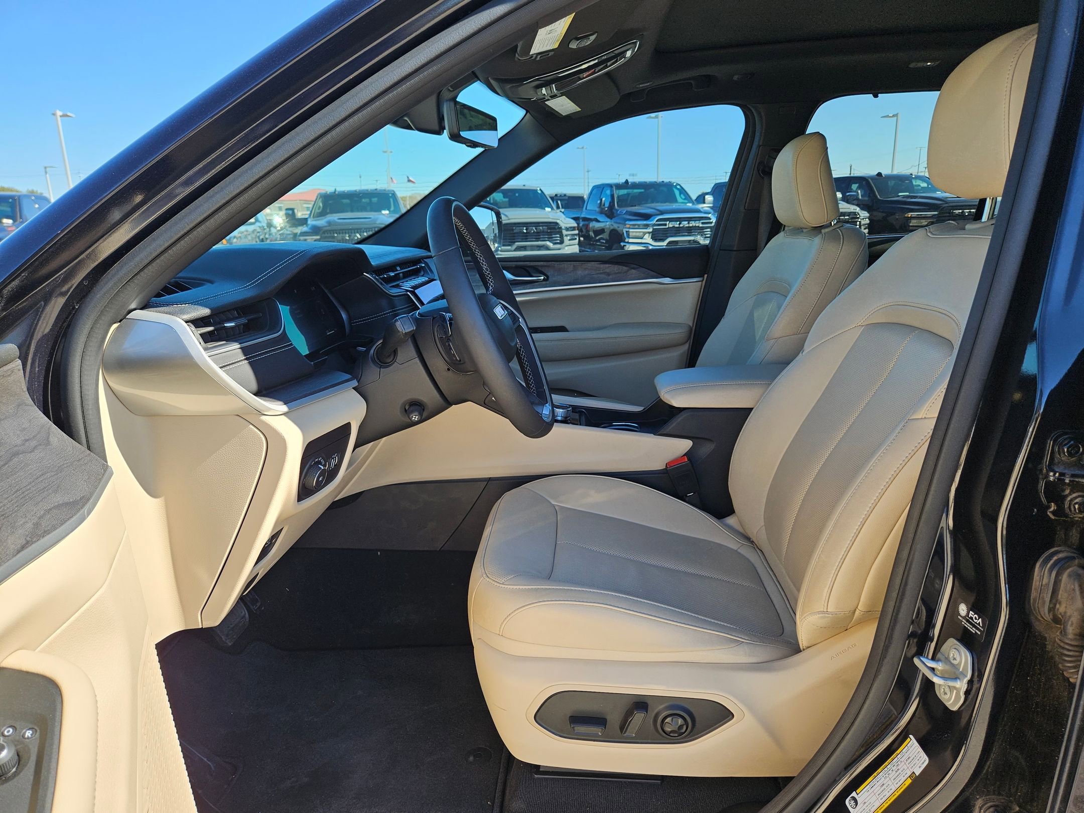 Certified 2024 Jeep Grand Cherokee Limited w/ Luxury Tech Group II image 9