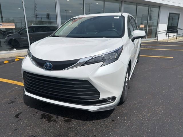 Used 2025 Toyota Sienna XLE AWD/4WD image 11