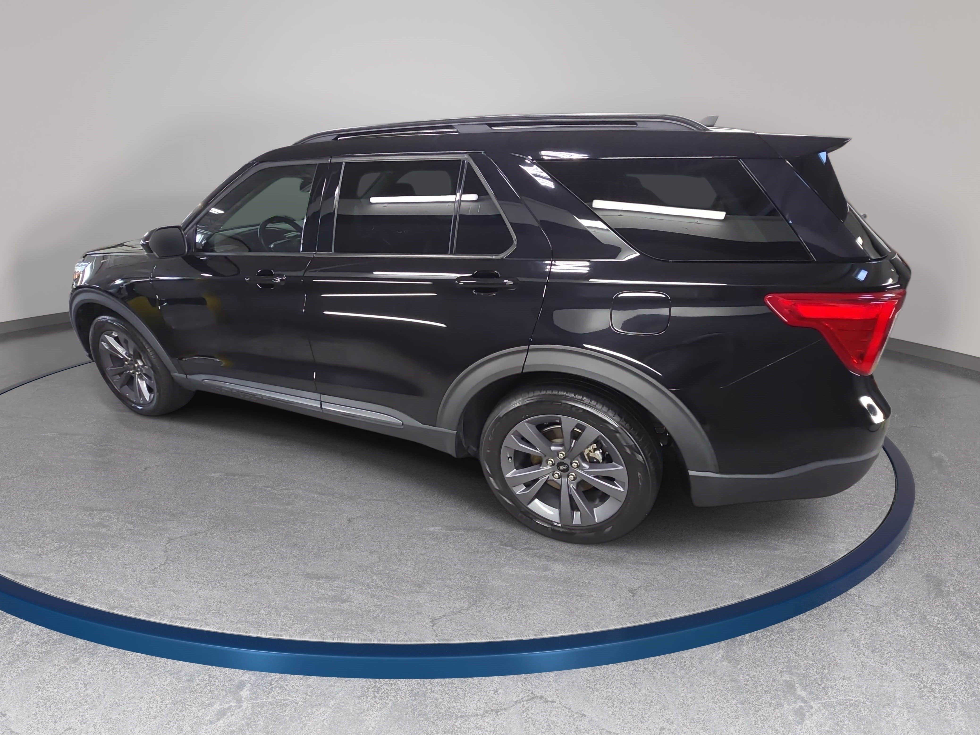 Used 2023 Ford Explorer XLT w/ Equipment Group 202A RWD image 8