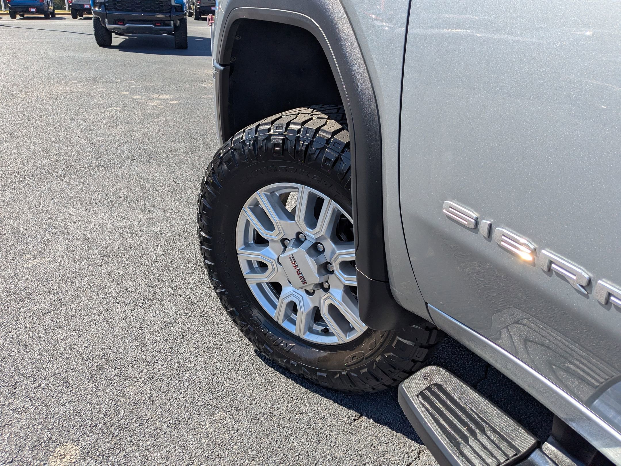 Used 2024 GMC Sierra 2500 SLT w/ SLT Premium Package image 9