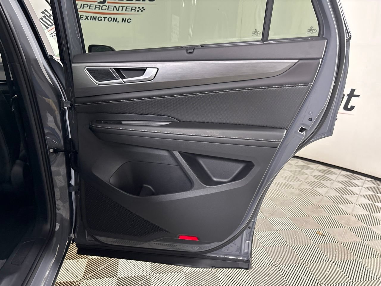 Used 2025 Volkswagen Atlas Cross Sport SE FWD image 23