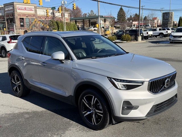Used 2023 Volvo XC40 B5 Plus image 3