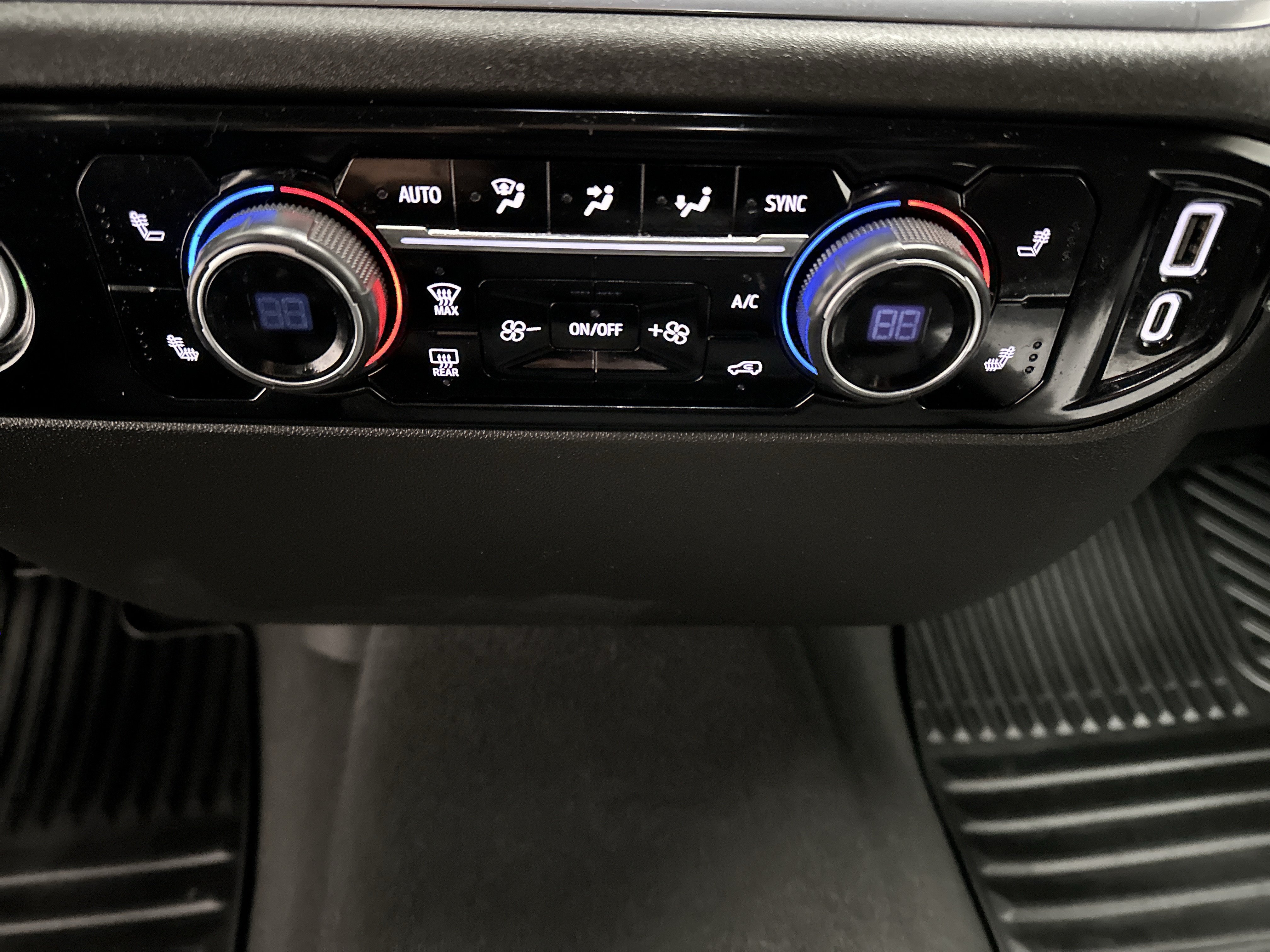 Used 2024 Chevrolet Silverado 1500 LT AWD/4WD image 33