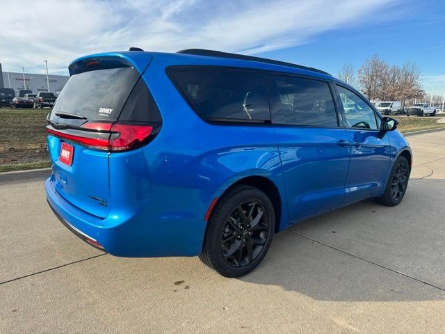 New 2026 Chrysler Pacifica Limited w/ S Appearance Package image 7