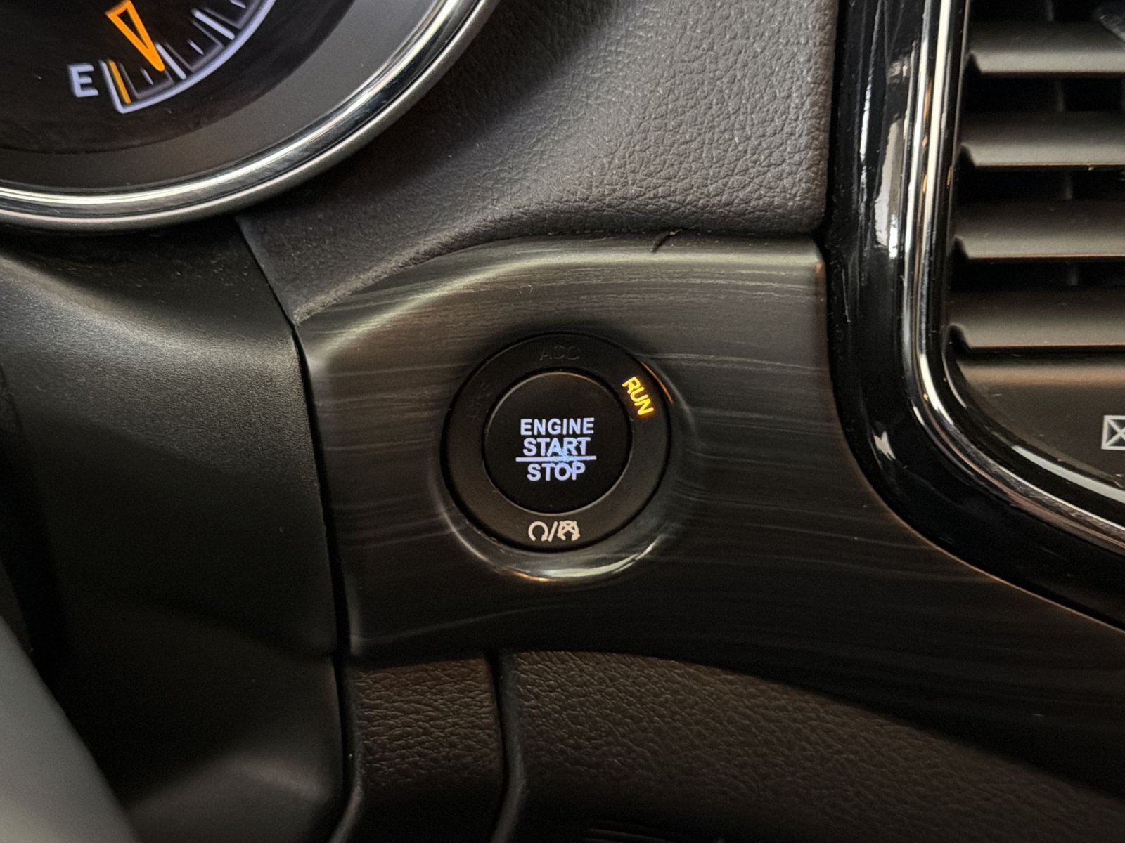 Used 2020 Jeep Grand Cherokee Altitude RWD image 36