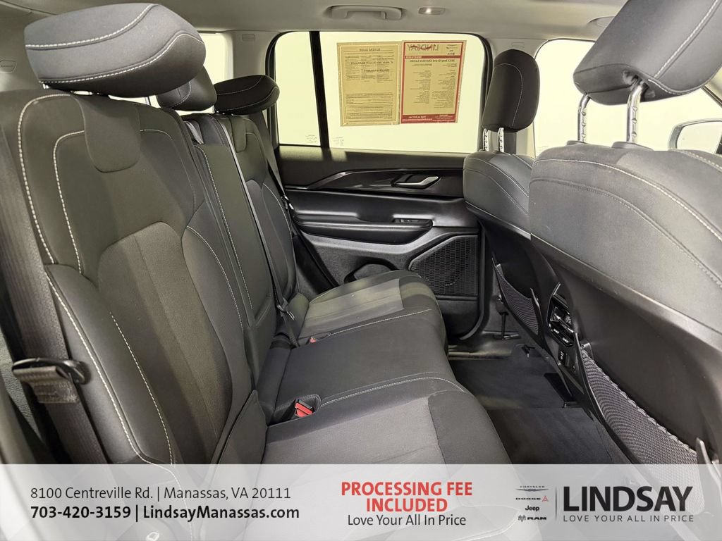 Used 2023 Jeep Grand Cherokee Laredo w/ Luxury Tech Group I AWD/4WD image 16