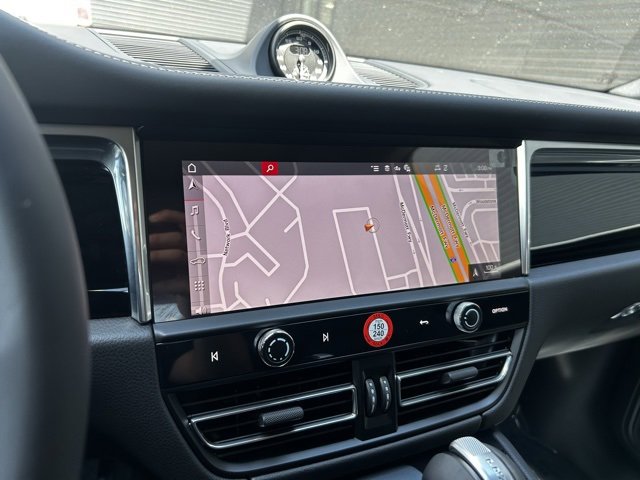 Certified 2025 Porsche Macan image 32