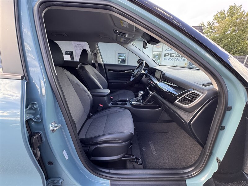 Used 2025 Kia Seltos S AWD/4WD image 30