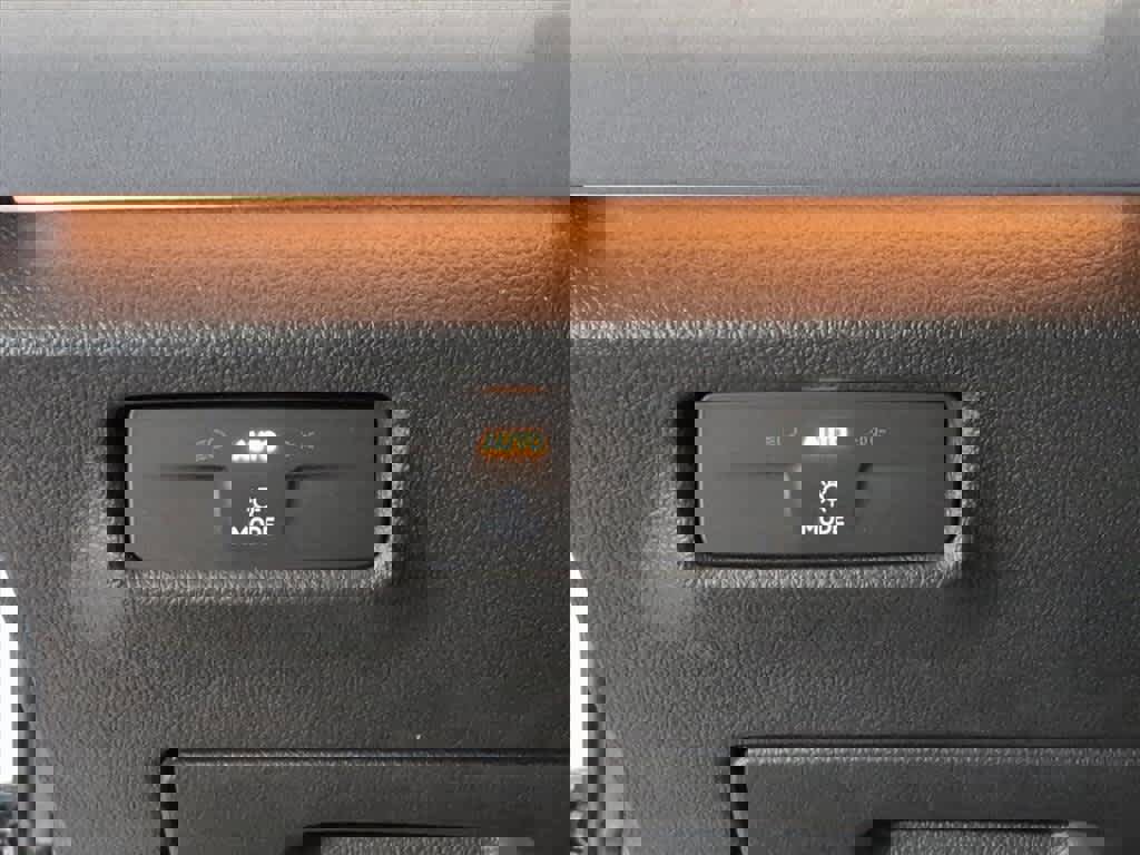 Certified 2025 Volkswagen Tiguan SE R-Line image 11