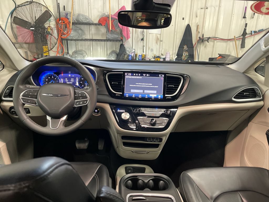 Used 2023 Chrysler Pacifica Touring-L FWD image 18