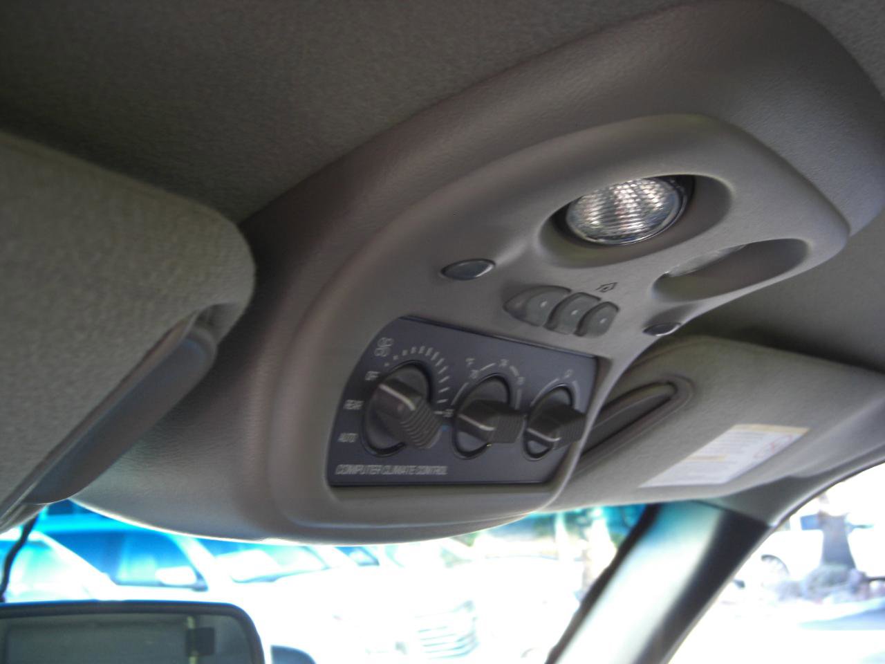 Used 2002 Chevrolet Suburban LT image 9