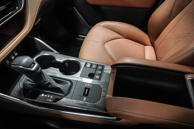 Used 2024 Toyota Highlander Platinum FWD image 18