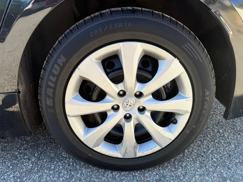 Used 2022 Toyota Corolla LE FWD image 32