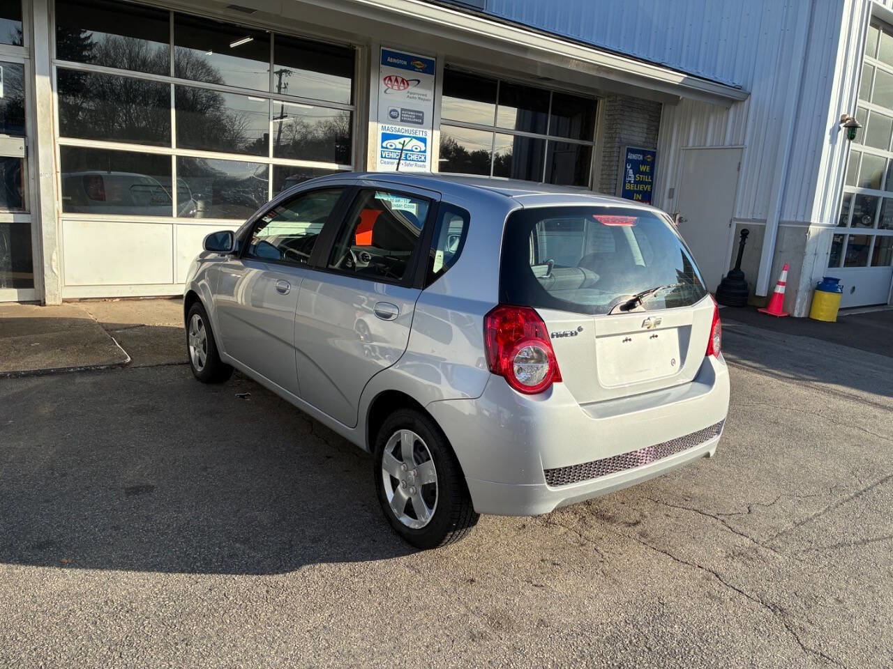 Used 2010 Chevrolet Aveo5 LS image 4
