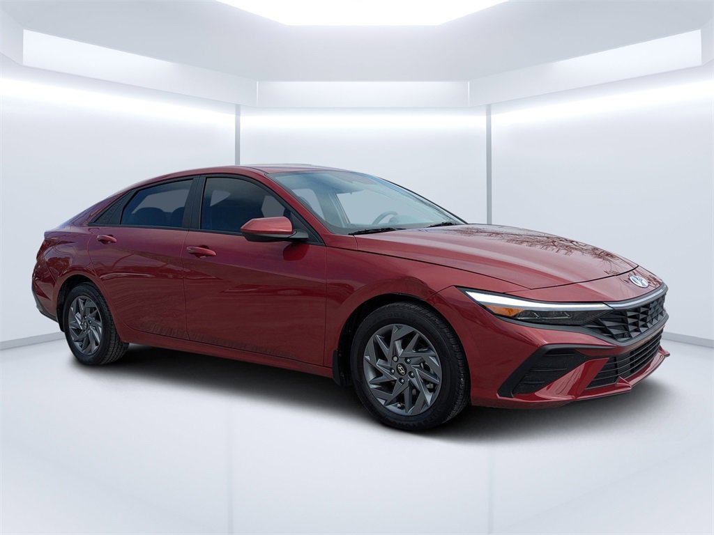 Used 2024 Hyundai Elantra SEL image 2