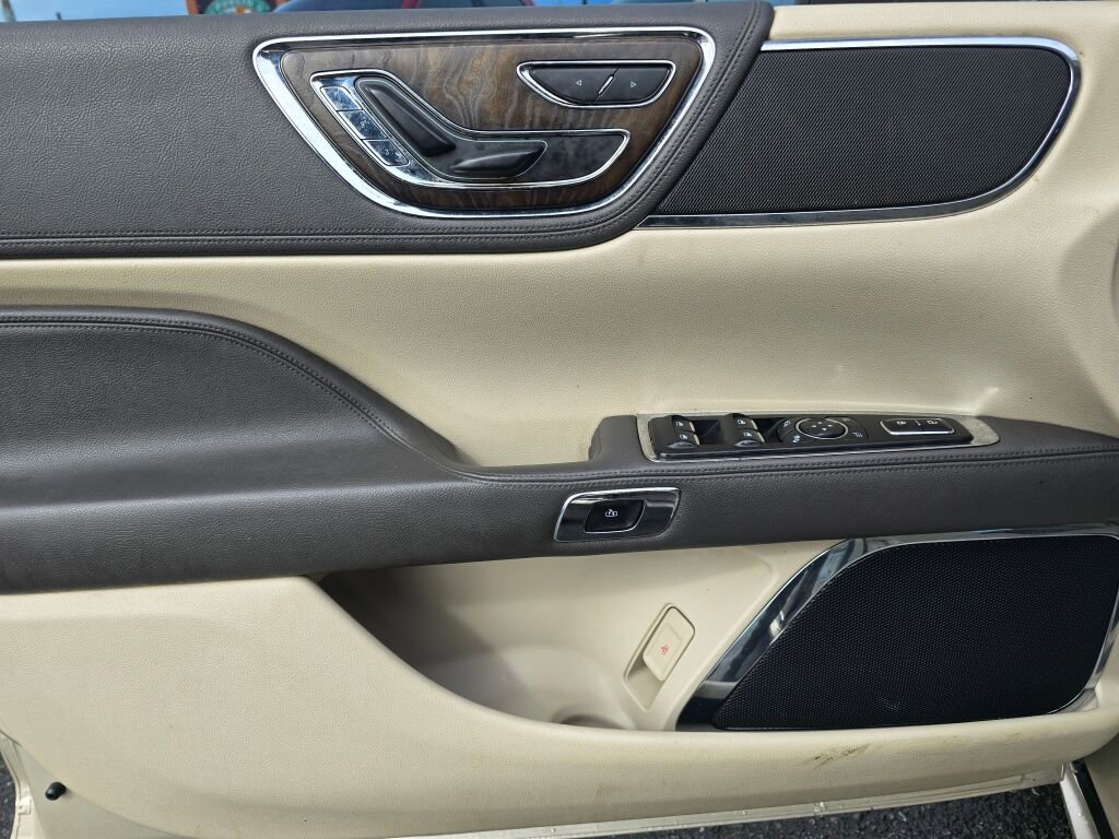 Used 2017 Lincoln Continental Select image 22