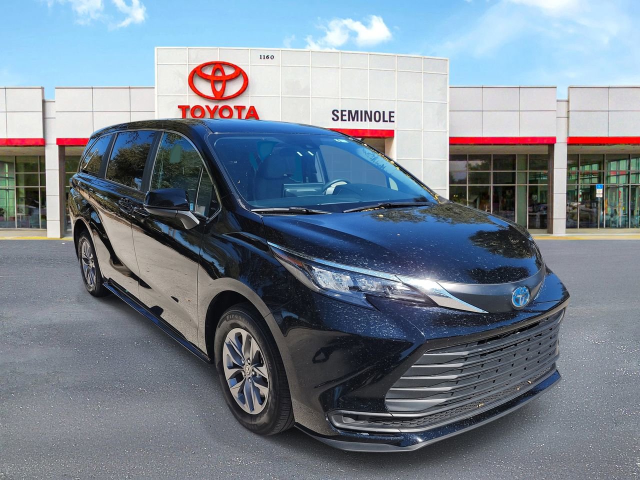 Used 2025 Toyota Sienna LE image 2