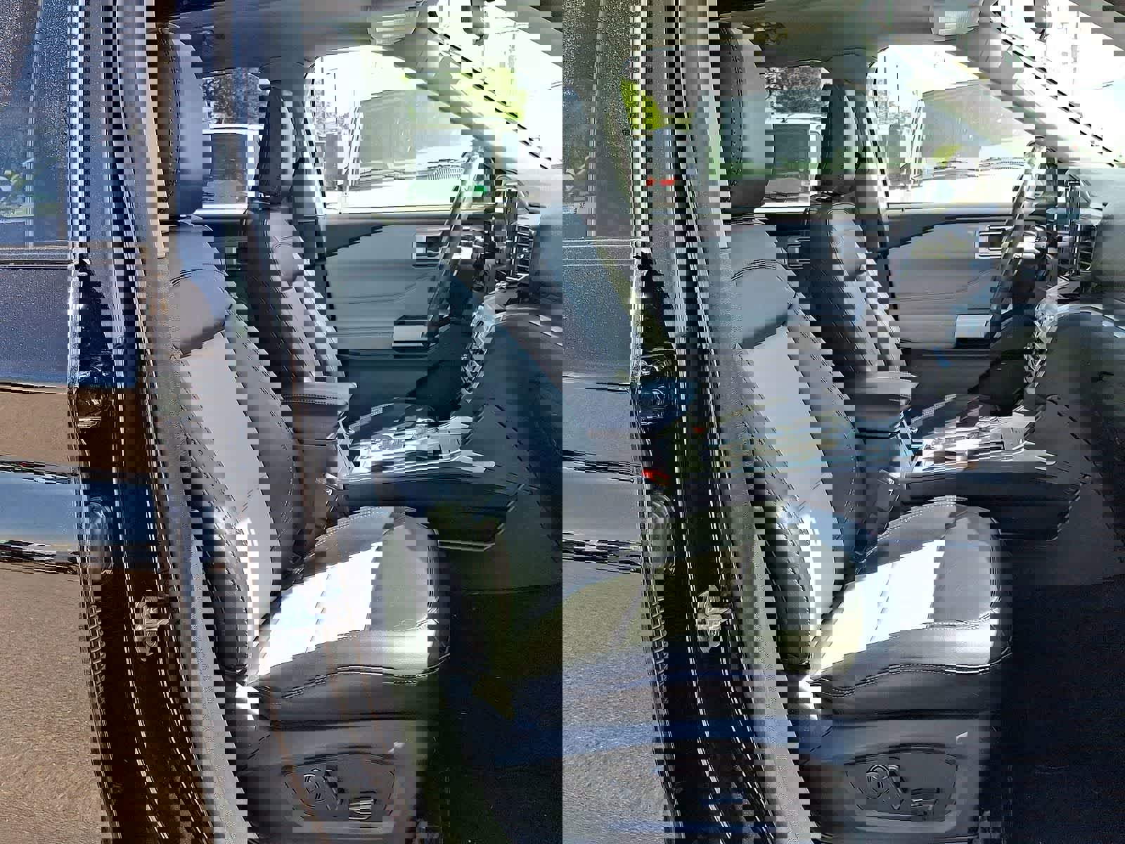 Used 2022 Ford Explorer XLT w/ Equipment Group 202A AWD/4WD image 34