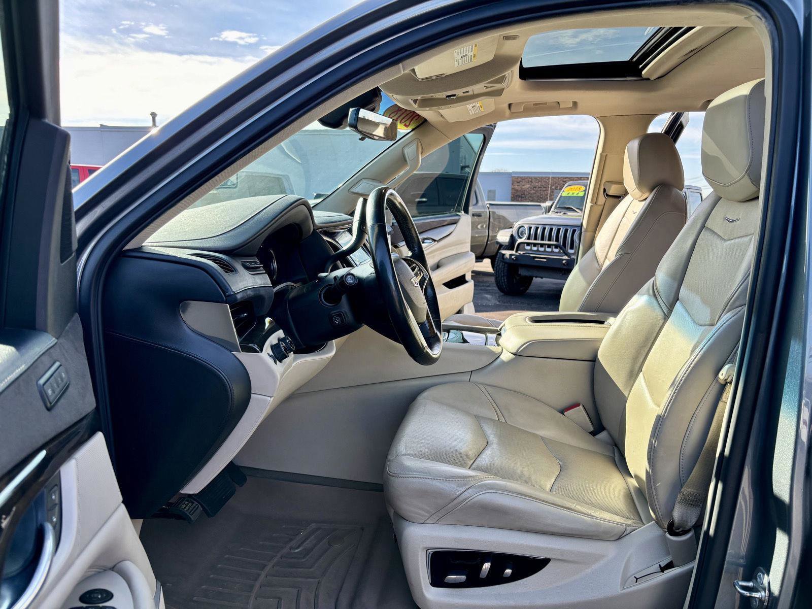 Used 2018 Cadillac Escalade Luxury image 2