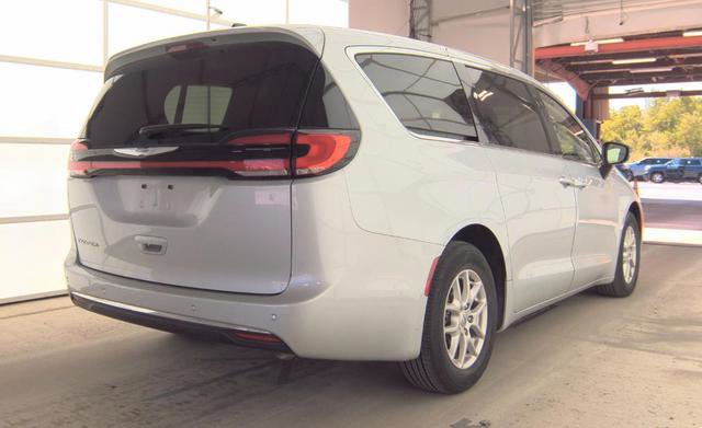 Used 2024 Chrysler Pacifica Touring-L FWD image 4