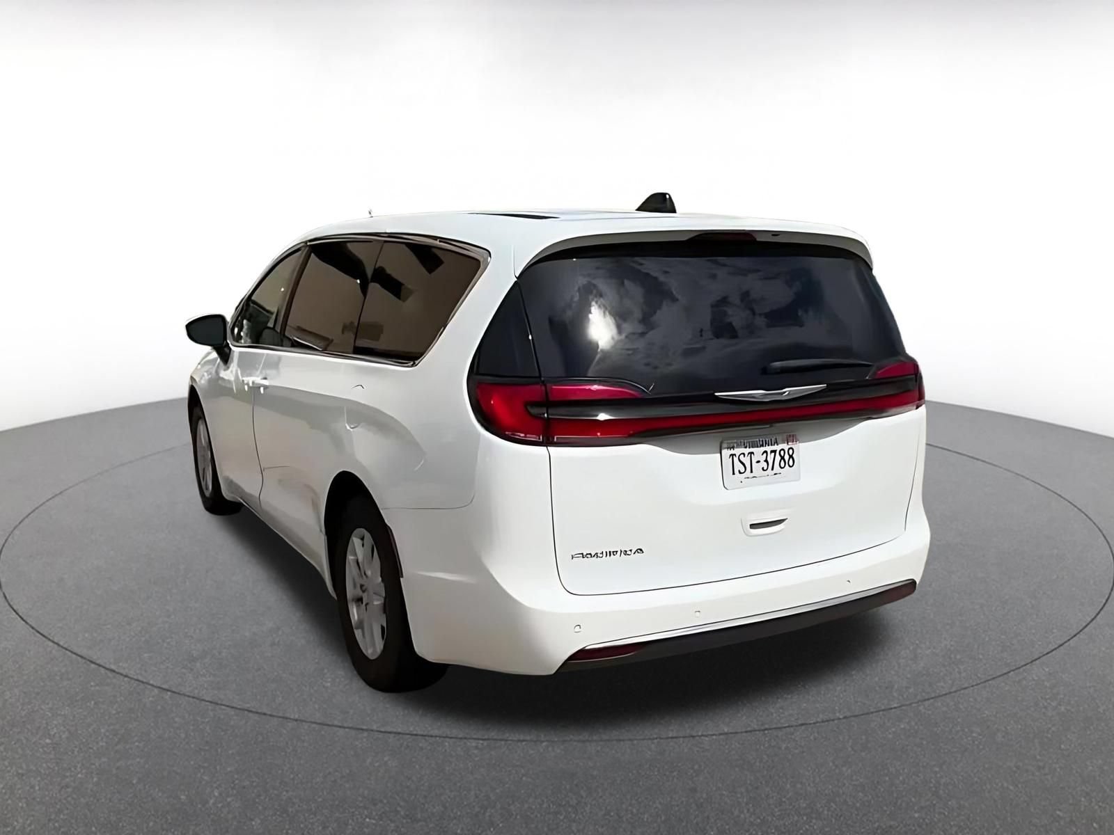Used 2023 Chrysler Pacifica Touring-L FWD image 11