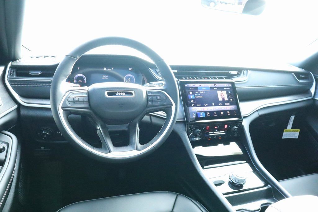 New 2025 Jeep Grand Cherokee Limited image 2