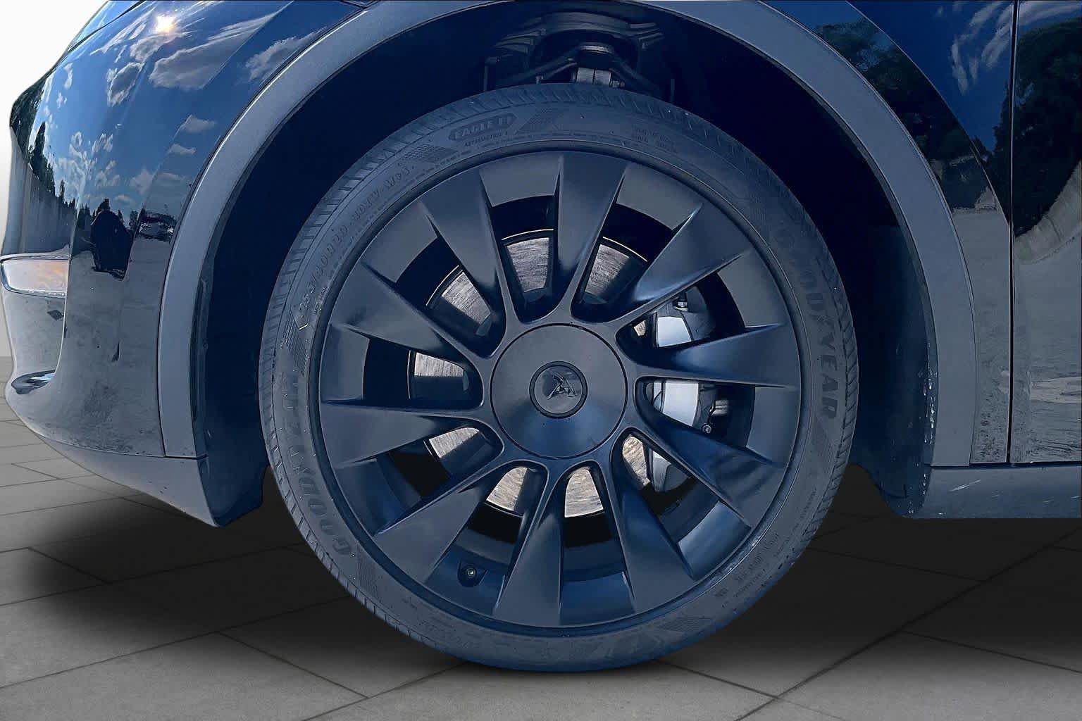 Used 2024 Tesla Model Y Long Range AWD/4WD image 9