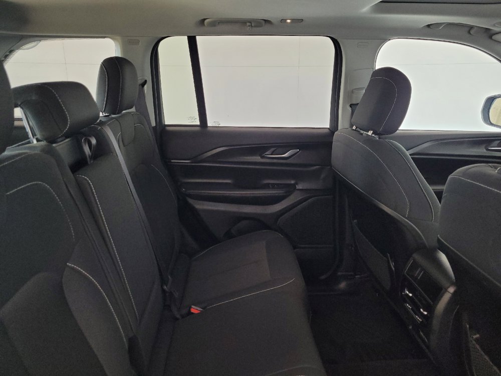 Used 2023 Jeep Grand Cherokee Laredo AWD/4WD image 19