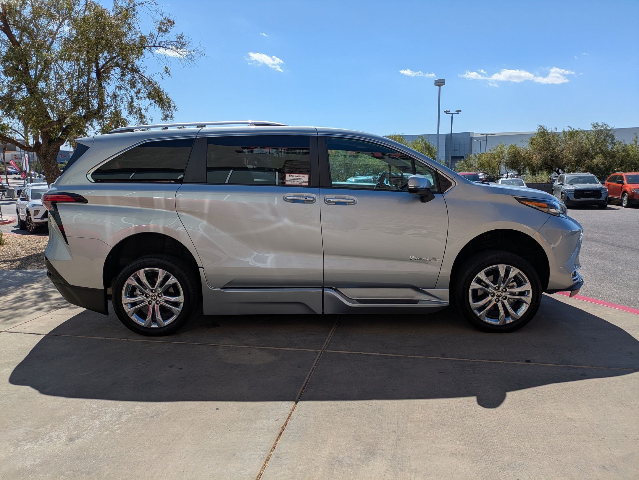 Used 2024 Toyota Sienna Platinum FWD image 6