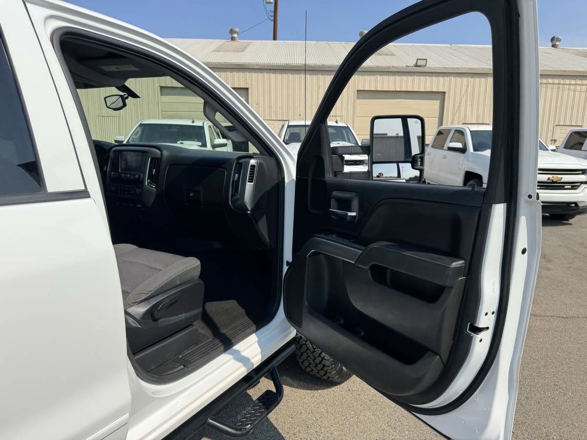 Used 2018 Chevrolet Silverado 1500 LT w/ Trailering Package AWD/4WD image 19