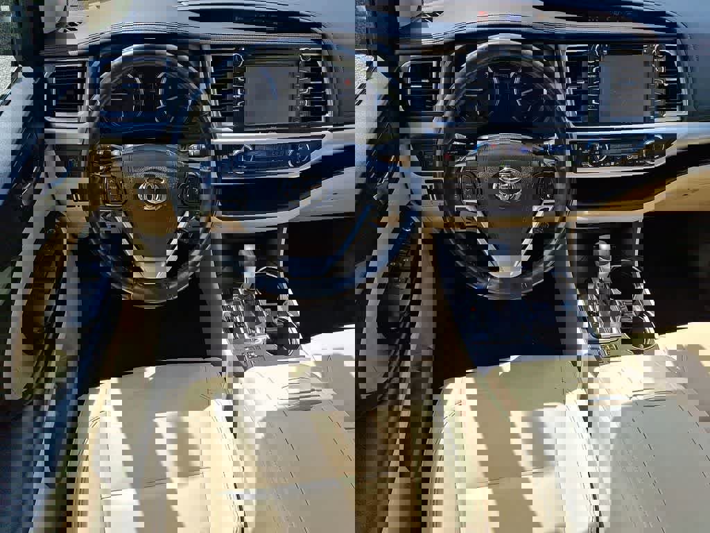 Used 2019 Toyota Highlander XLE image 12