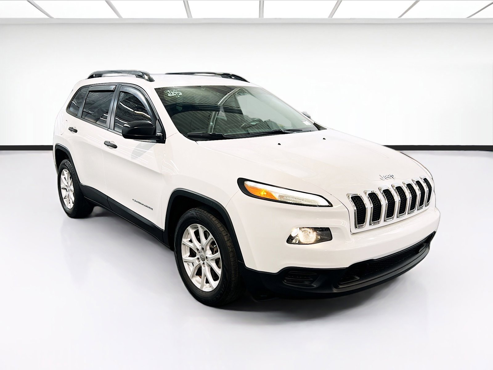 Used 2016 Jeep Cherokee Sport FWD image 3