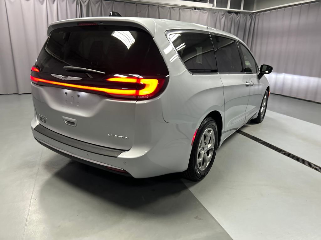 Used 2024 Chrysler Pacifica Limited FWD image 7