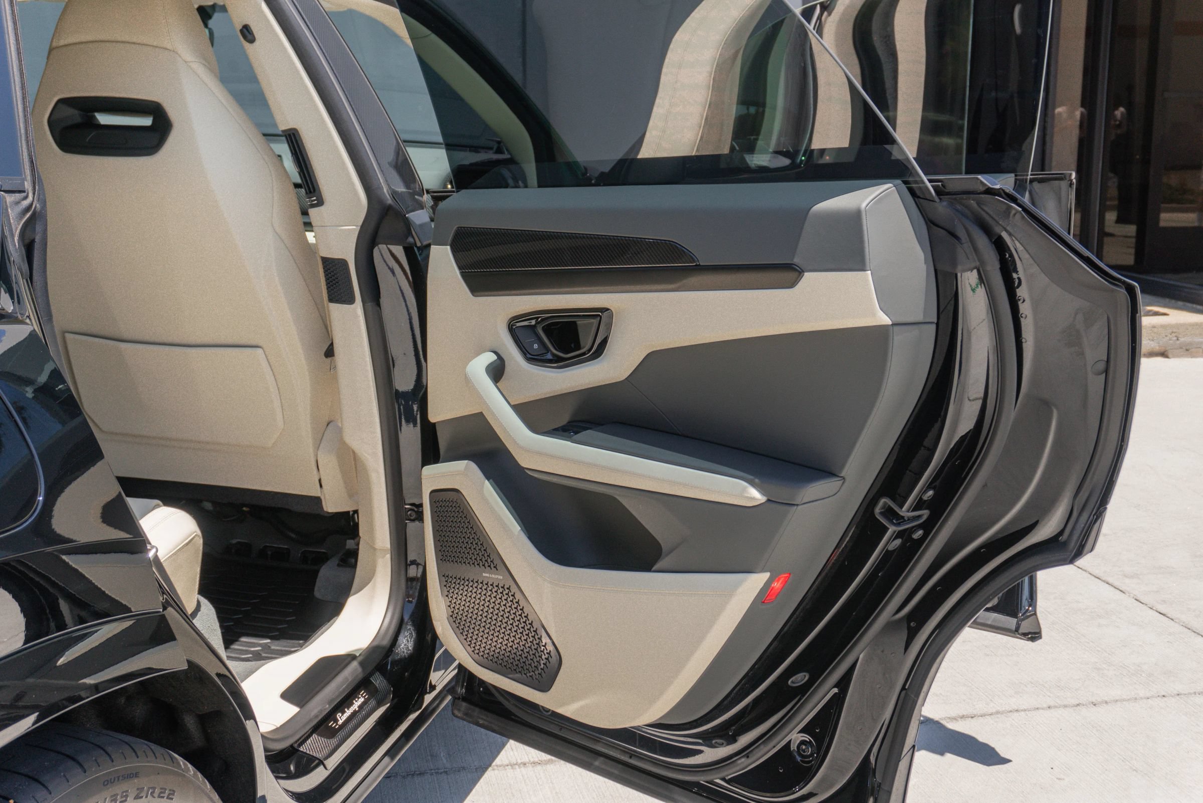 Used 2026 Lamborghini Urus SE AWD/4WD image 56