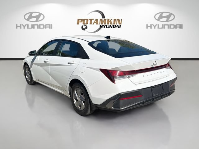 Certified 2024 Hyundai Elantra SE FWD image 7