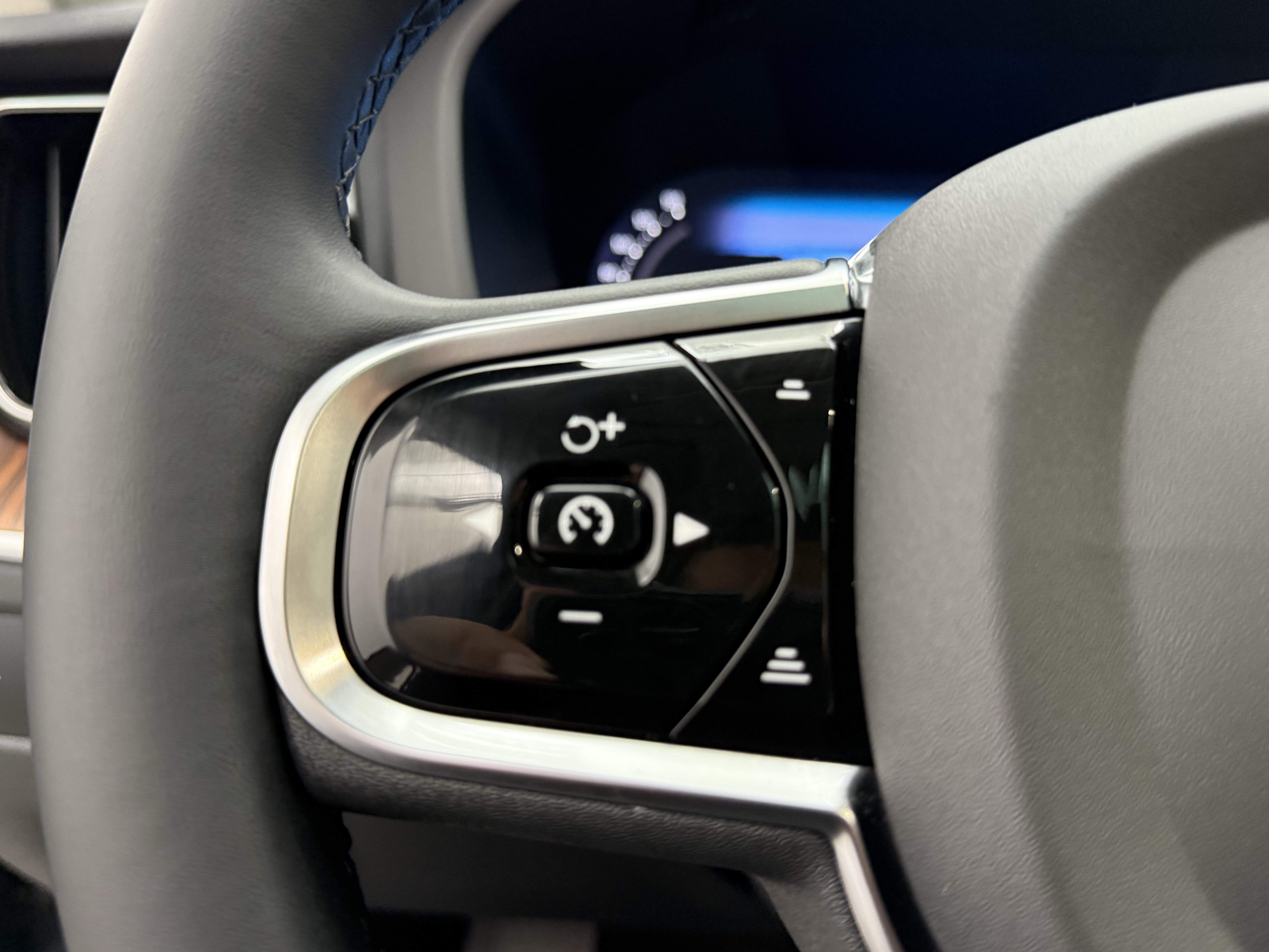 Certified 2023 Volvo XC60 B5 Plus w/ Climate Package FWD image 17