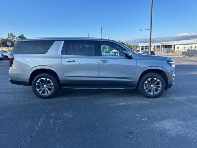 Used 2026 Chevrolet Suburban LS RWD image 5