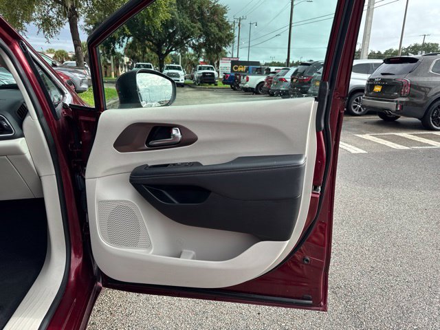 Used 2023 Chrysler Voyager LX FWD image 11