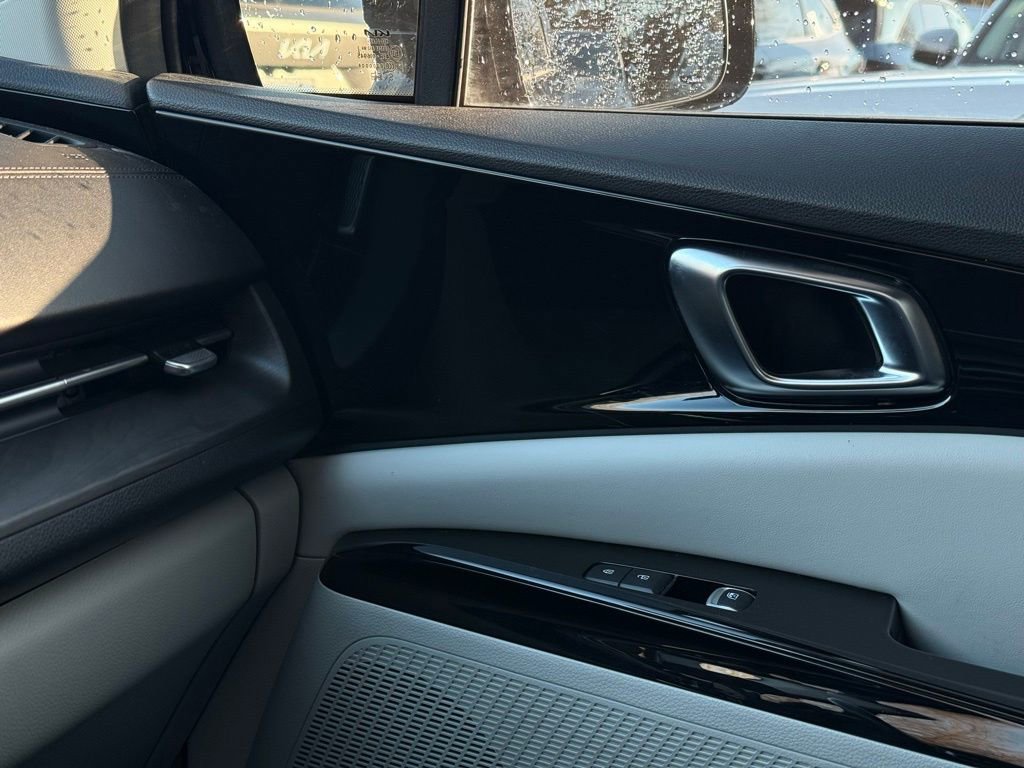 Certified 2023 Kia Carnival SX image 32