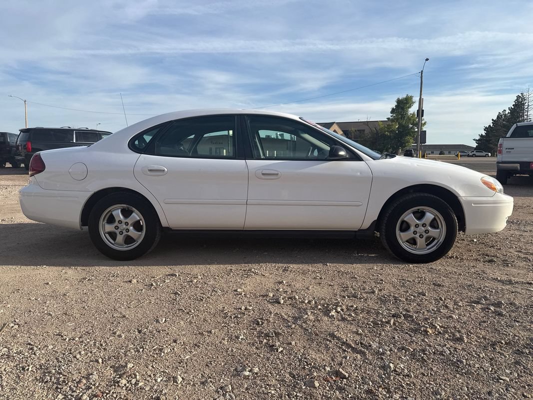 Used 2005 Ford Taurus SE FWD image 8