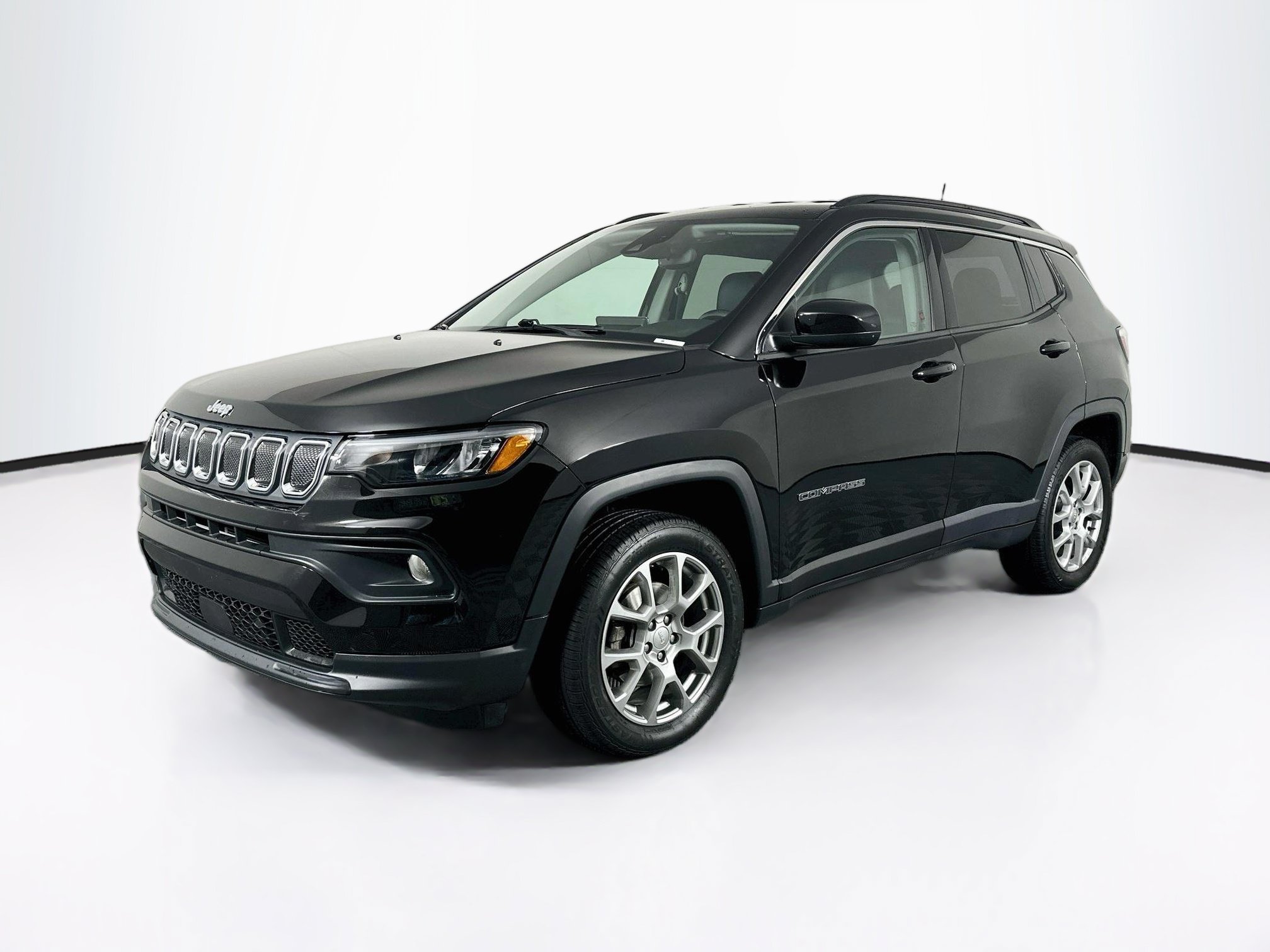 Used 2022 Jeep Compass Latitude AWD/4WD image 3
