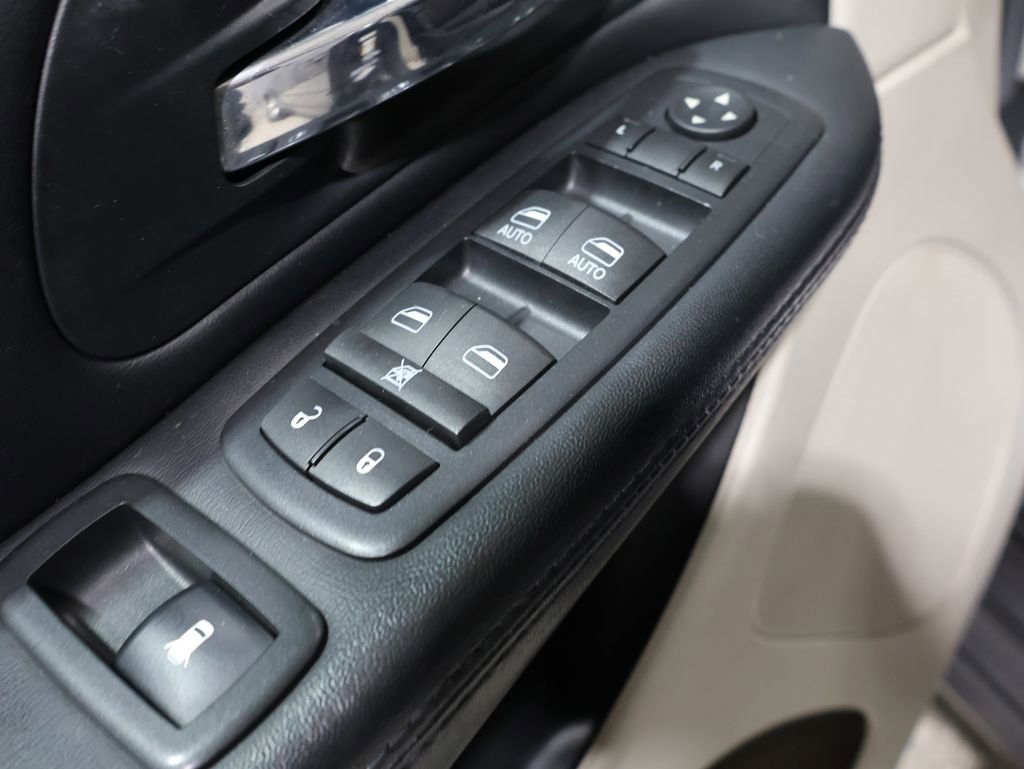 Used 2016 Dodge Grand Caravan SXT image 13