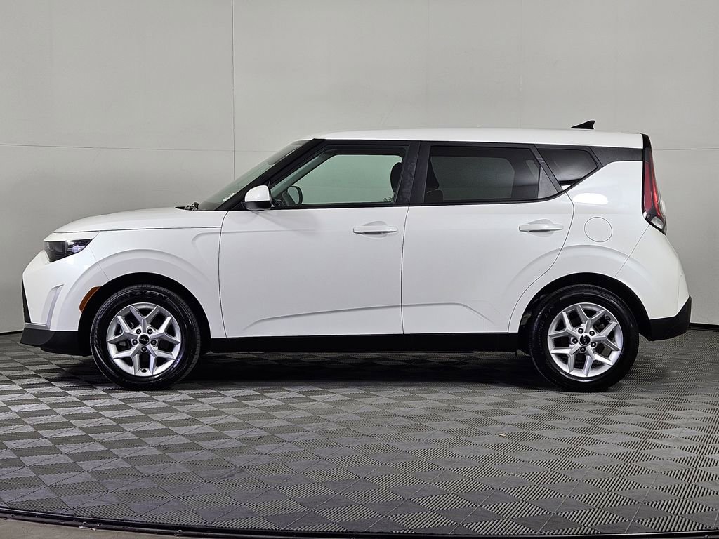 Used 2025 Kia Soul LX w/ LX Technology Package image 3