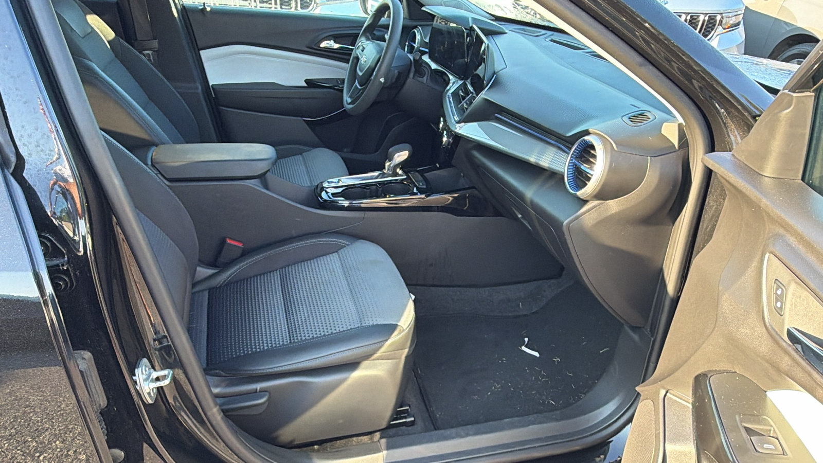Used 2025 Chevrolet Trax LT FWD image 19