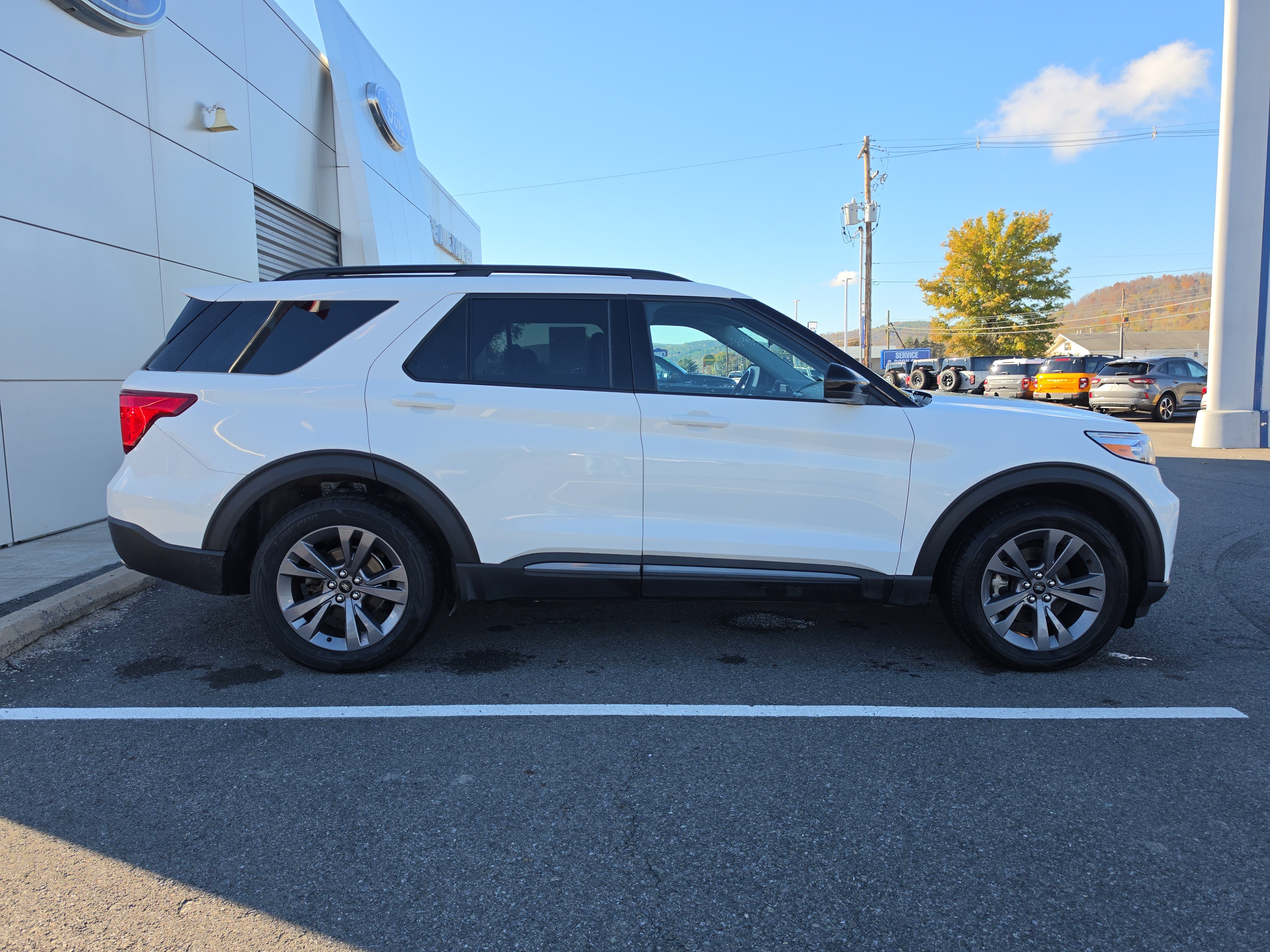 Used 2023 Ford Explorer XLT w/ Equipment Group 202A AWD/4WD image 2