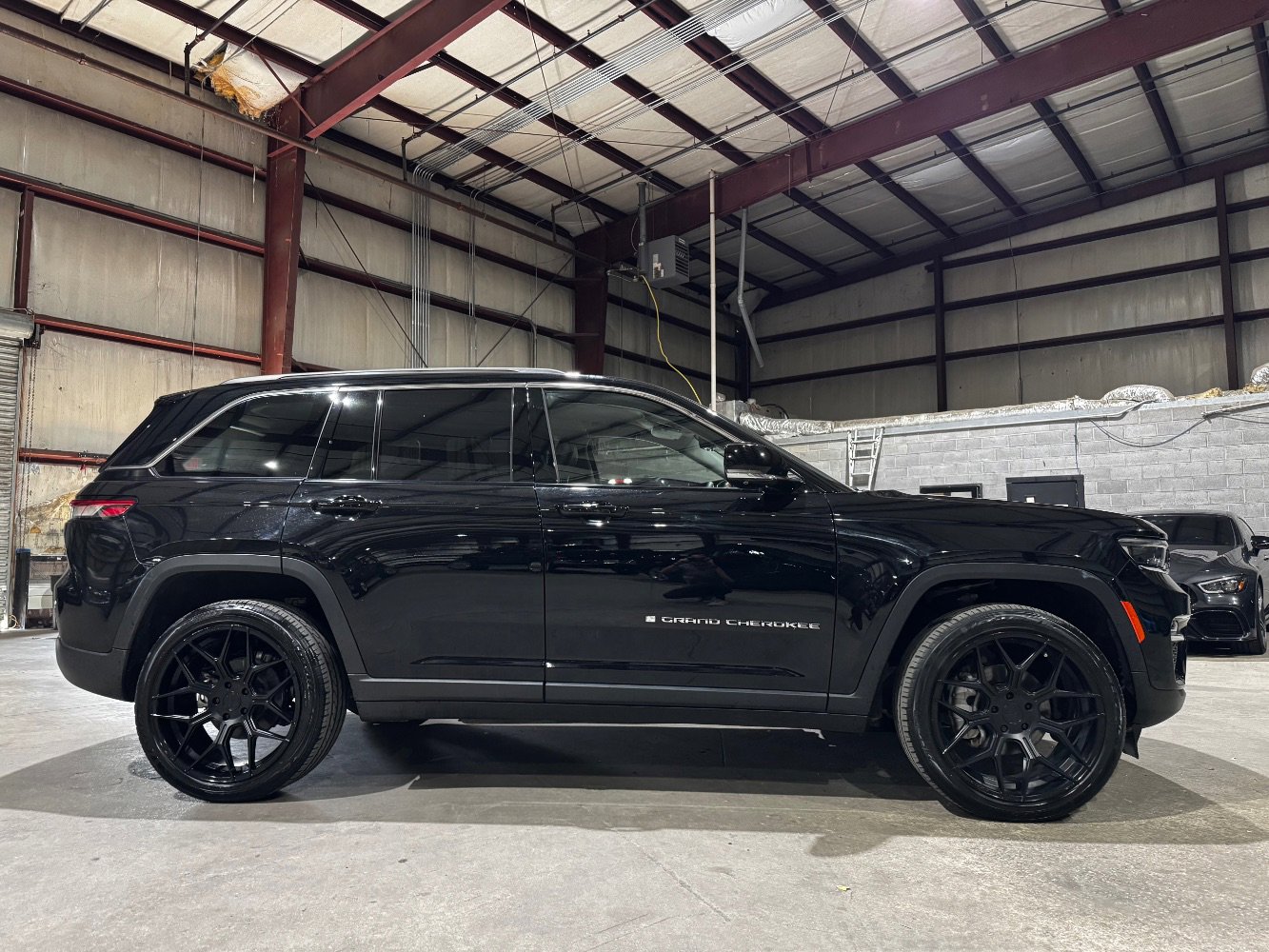 Used 2023 Jeep Grand Cherokee Limited w/ Luxury Tech Group II image 4