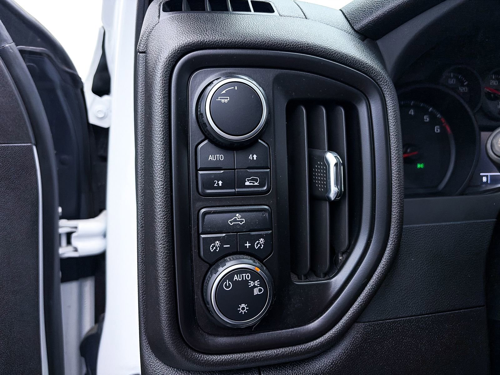 Used 2023 Chevrolet Silverado 1500 Custom image 3