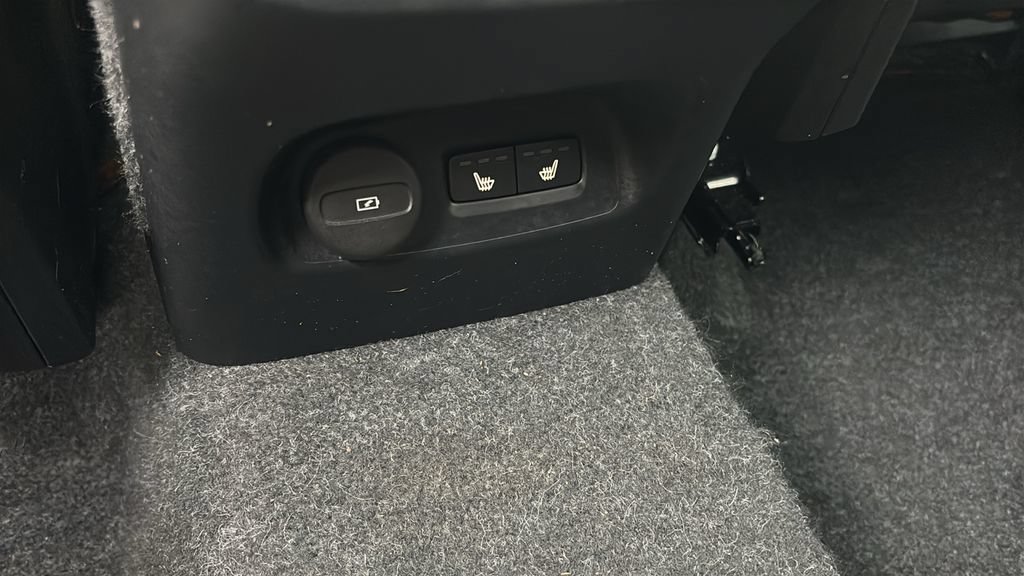 Certified 2025 Volvo XC40 B5 Plus AWD/4WD image 9