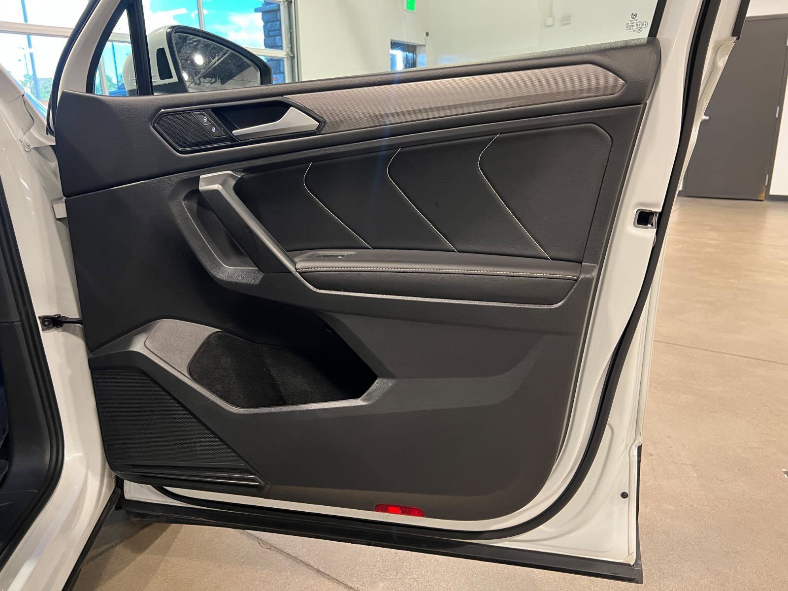 Used 2023 Volkswagen Tiguan SE image 39