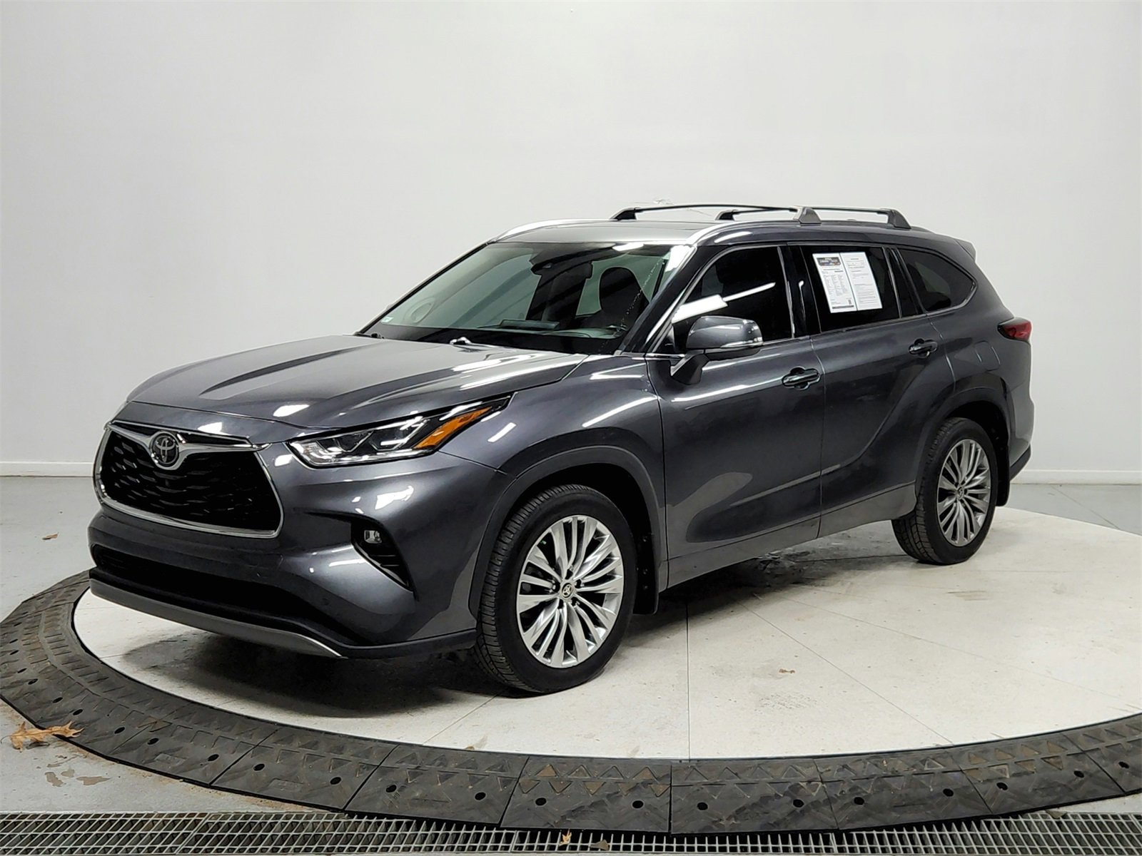 Used 2020 Toyota Highlander Platinum image 3